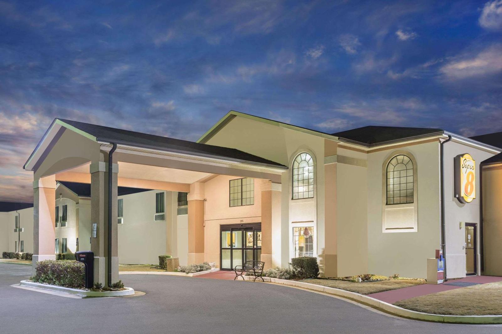 Super 8 by Wyndham Dawsonville Main image 1